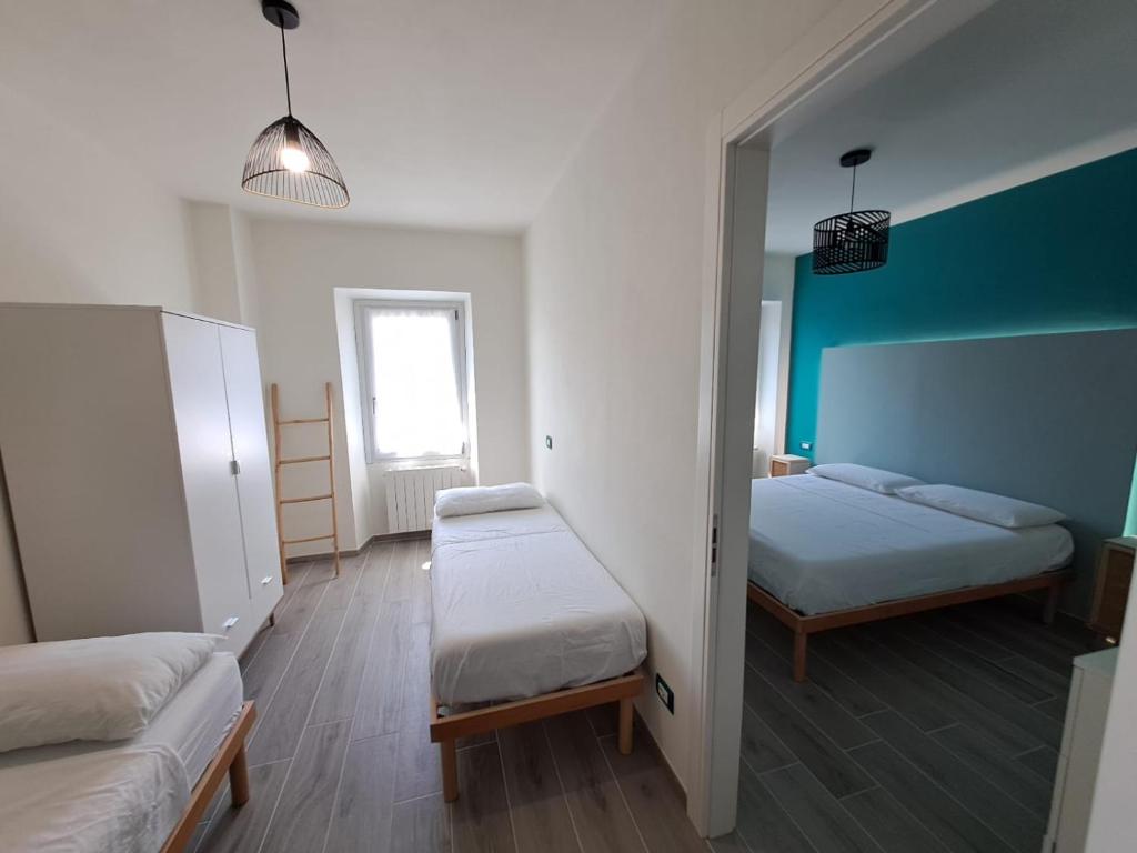Habitación pequeña con 2 camas y espejo. en Stone House en San Maurizio dʼOpaglio