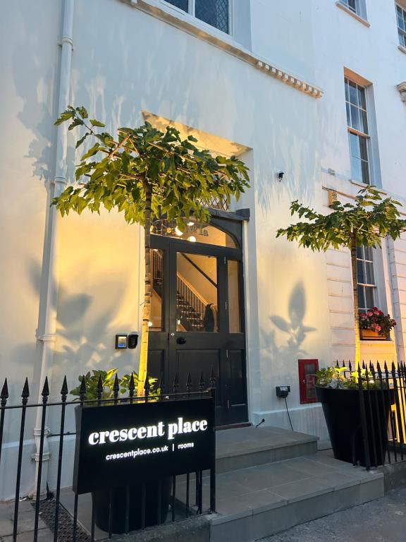 une vitrine avec un panneau devant un bâtiment dans l'établissement Crescent Place, à Cheltenham