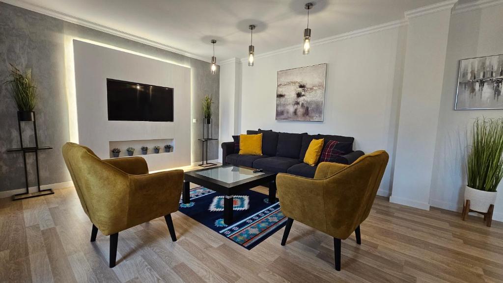 un soggiorno con divano, tavolo e sedie di 130m² Designerwohnung mit 2 Vollbädern a Gera