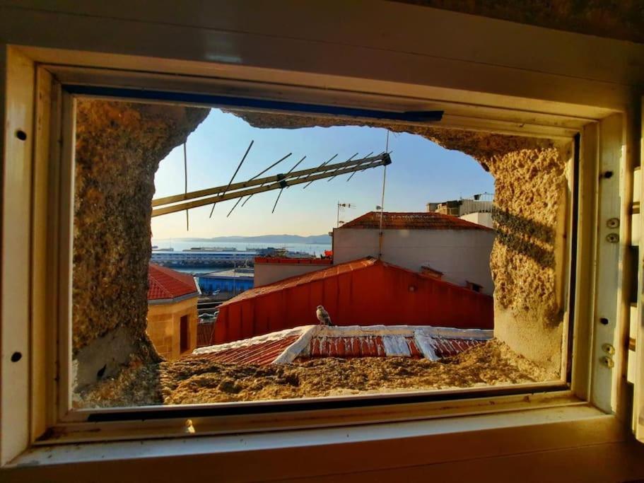 een raam met uitzicht op een gebouw bij Apartamento céntrico y acogedor in Vigo