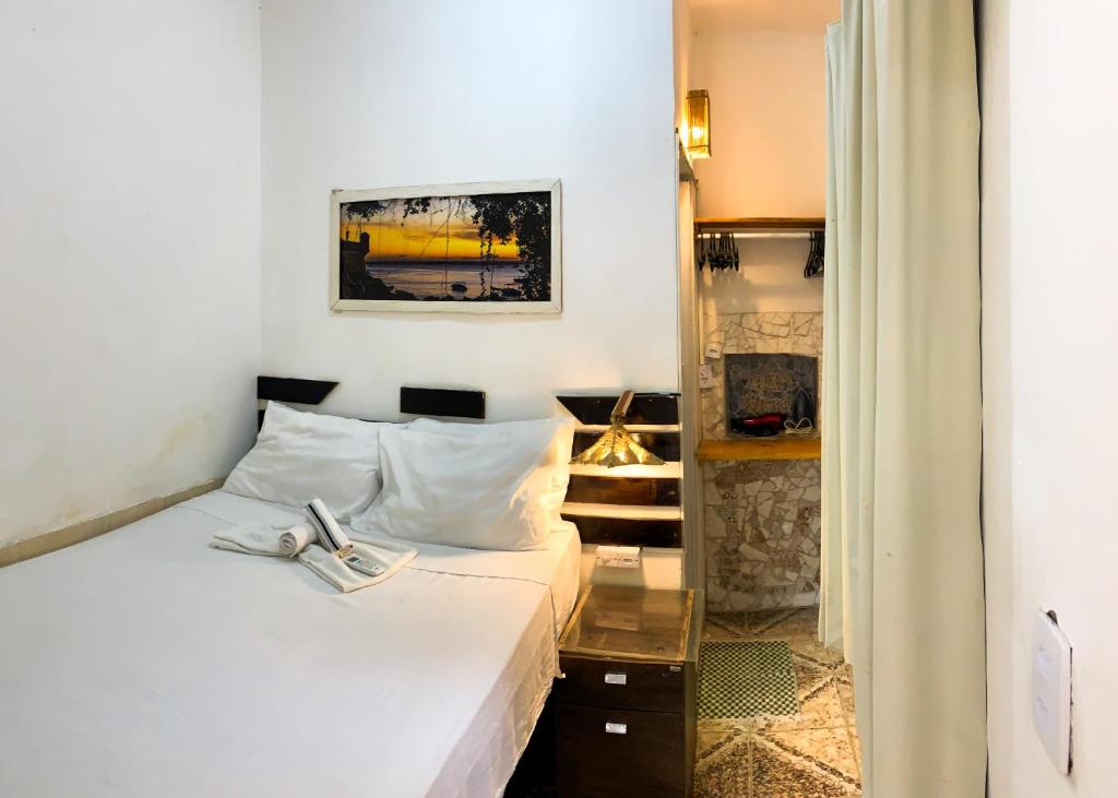 - une chambre d'hôtel avec un lit et un miroir dans l'établissement Apartamento inteiro em Morro de São Paulo- Flats Maré mansa, à Morro de São Paulo