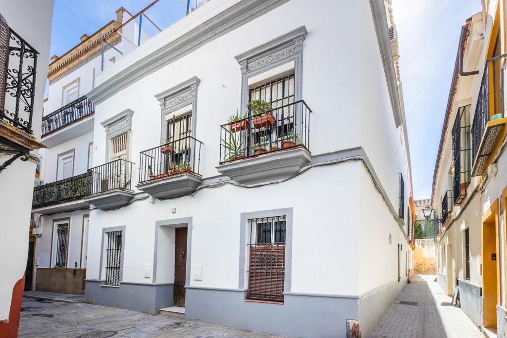 ein weißes Gebäude mit Balkon auf einer Straße in der Unterkunft La Suite de Rubens in Sevilla