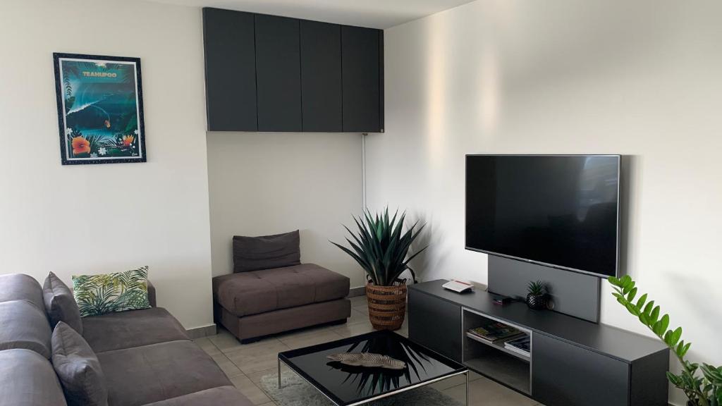 TV a/nebo společenská místnost v ubytování Kaili Ocean view luxury 2BR AC throughout Fiber Wifi & Pool