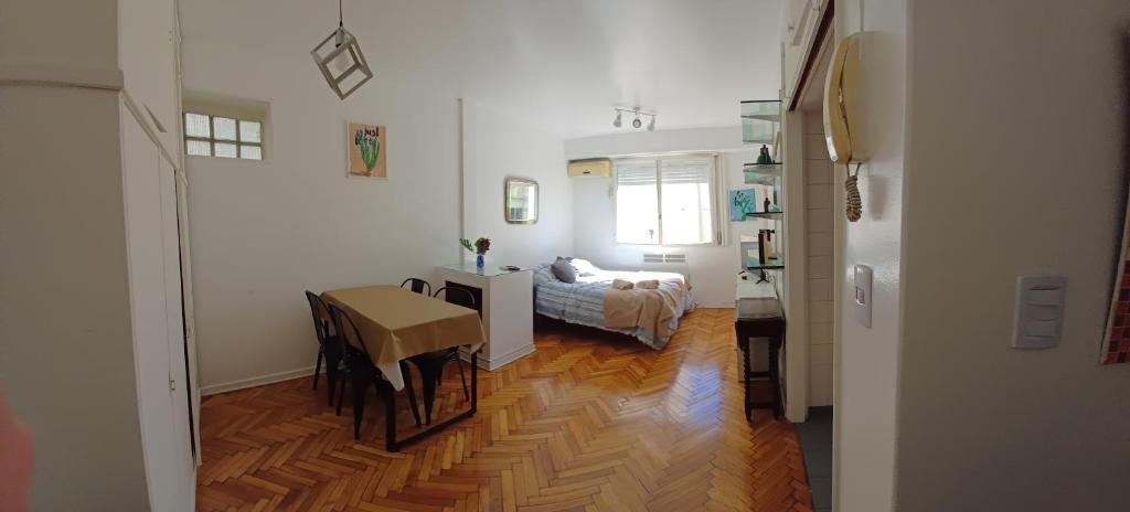 Cette chambre comprend une table et un lit. dans l'établissement Juncal a puro sol!, à Buenos Aires