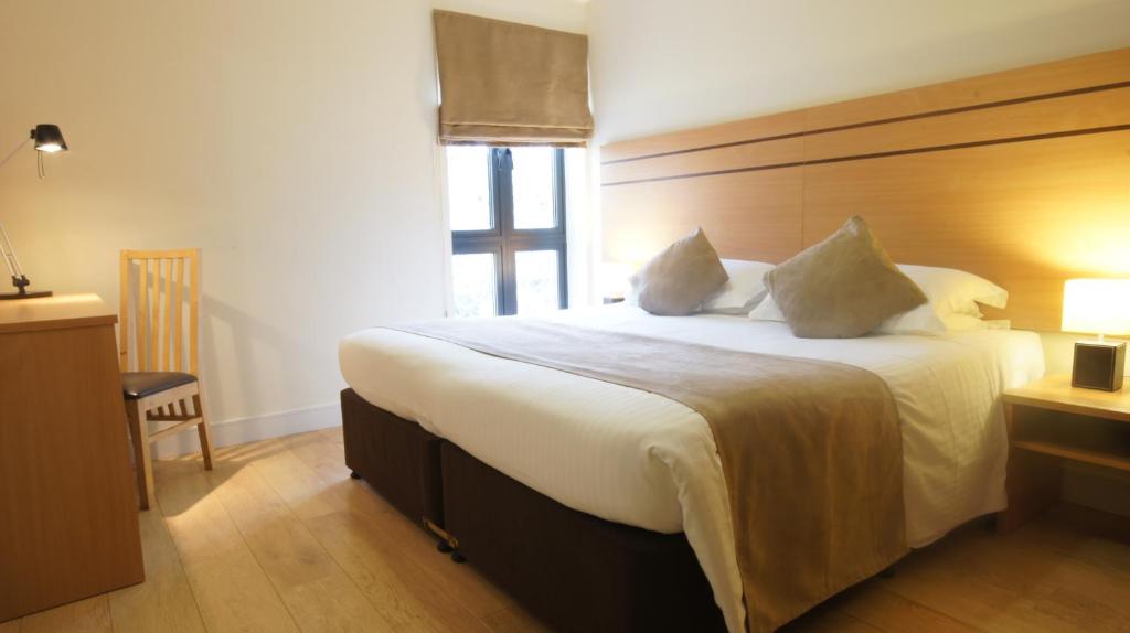 Lodge Drive Serviced Apartments - One-Bedroom Apartment With Balcony