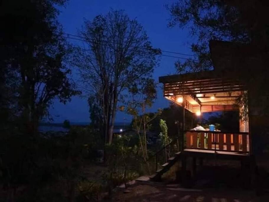 Ban Tha Ngamにあるบ้านสวนริมน้ำวังใหญ่ห้อง a3 วังสามหมอ อุดรธานีの夜間照明付きの小さな建物