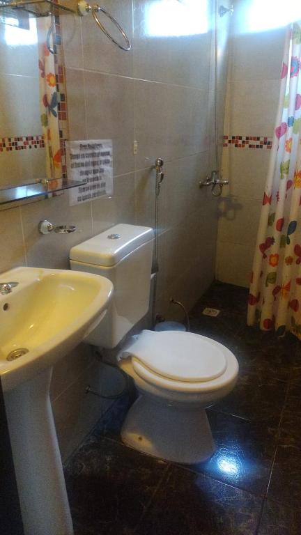 een badkamer met een wit toilet en een wastafel bij Edificio Salguero in Leandro N. Alem