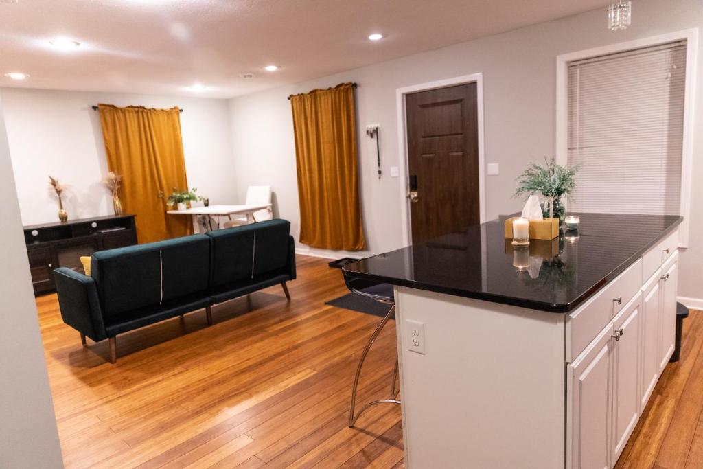 een keuken en een woonkamer met een zwart aanrecht bij HOAPS in Minneapolis