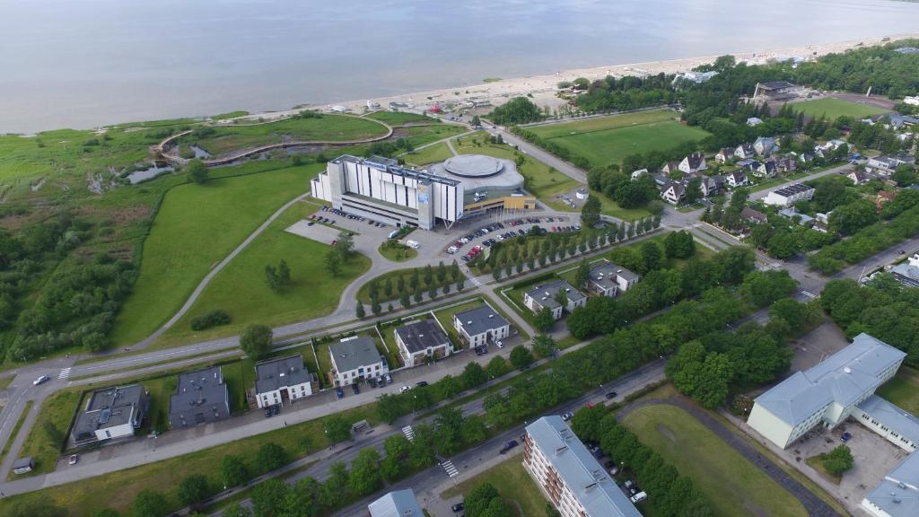 uma vista aérea de um edifício junto ao oceano em Papli Apartments em Pärnu
