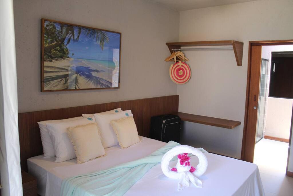 - une chambre avec un lit et une plaque de cuisson dans l'établissement Casa de luxo na Praia do Patacho - Cond. Azulu, Casa 04, à Porto de Pedras