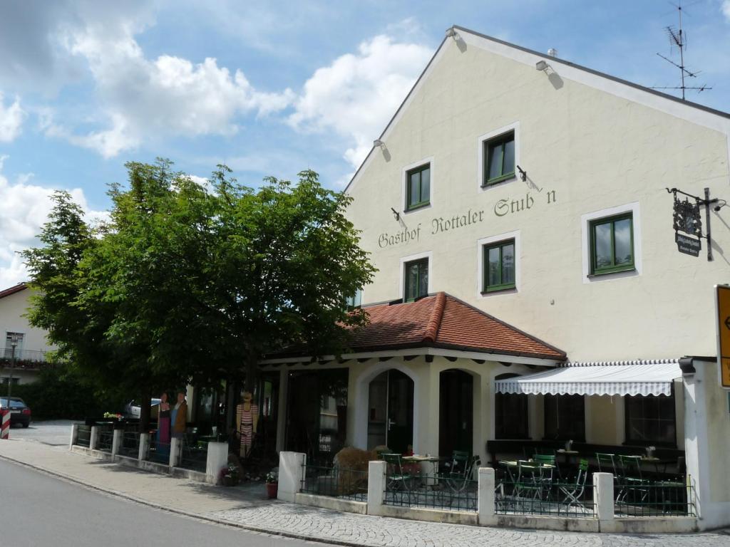 ein Gebäude an der Straßenseite in der Unterkunft Rottaler Stuben in Bad Birnbach