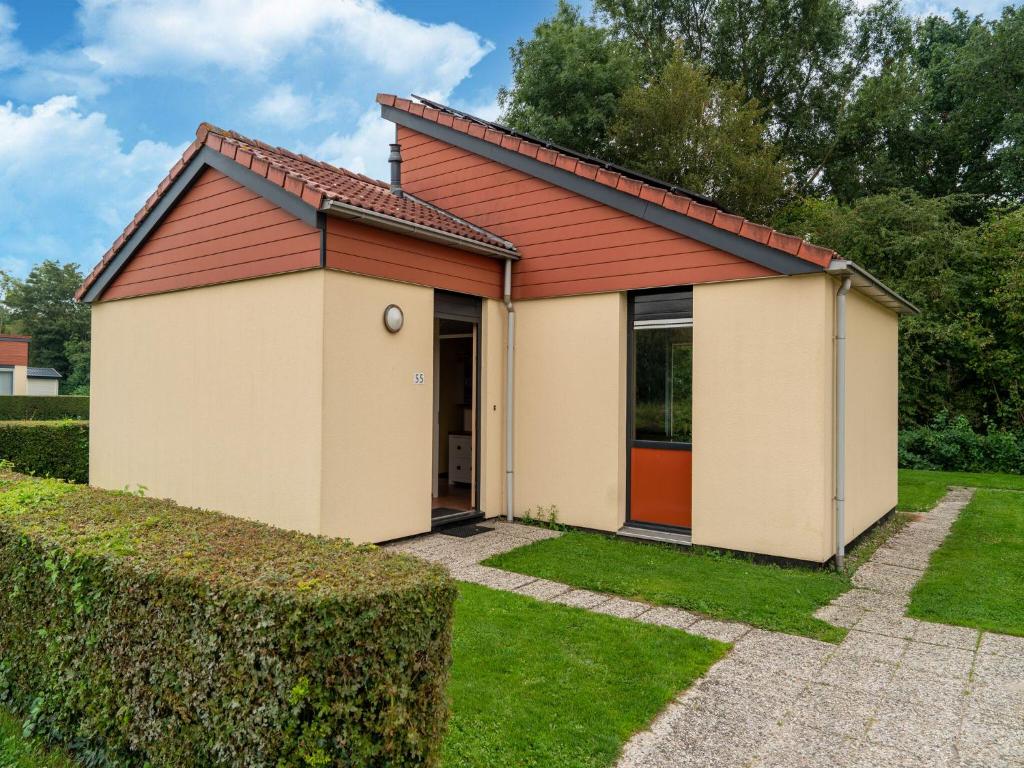ein kleines Haus mit rotem Dach in der Unterkunft Holiday home in South Holland with shared pool in Zevenhuizen