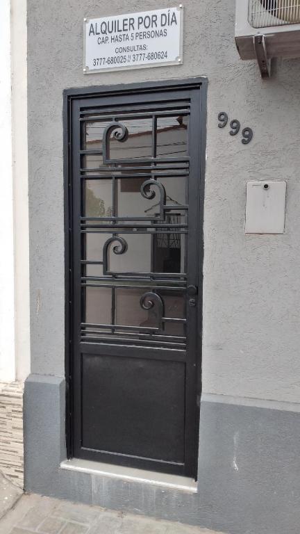 een zwarte deur aan de zijkant van een gebouw bij Dúplex GUMANS in Goya