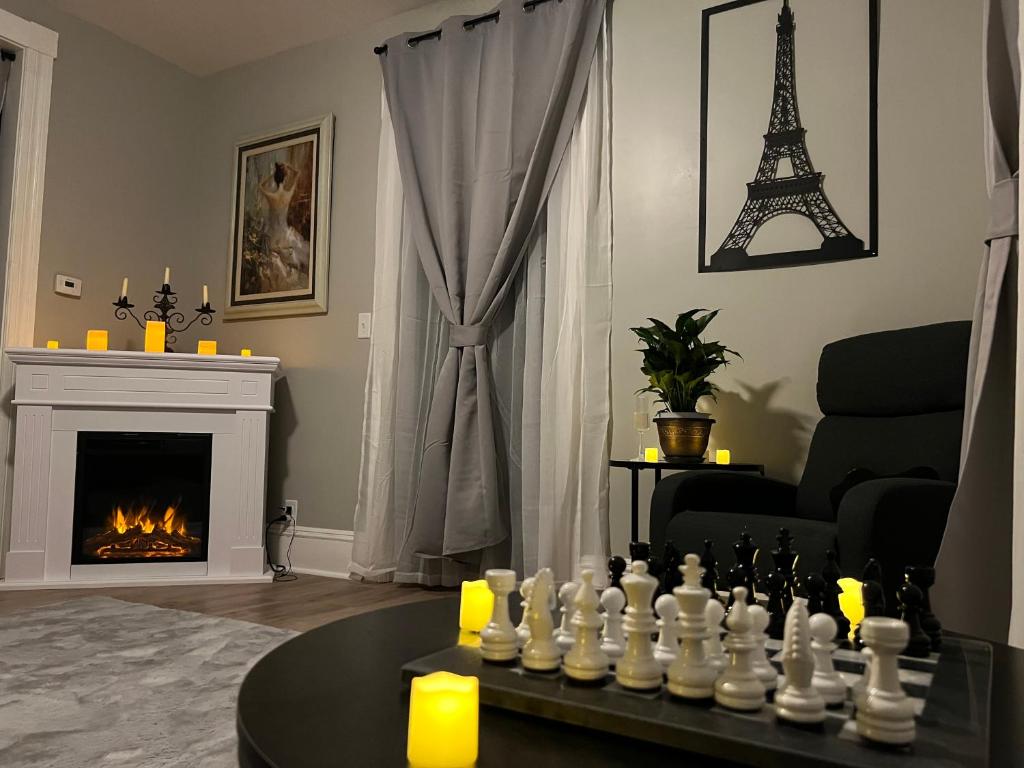 uma sala de estar com um tabuleiro de xadrez e a torre Eiffel em Little France em Phillipsburg