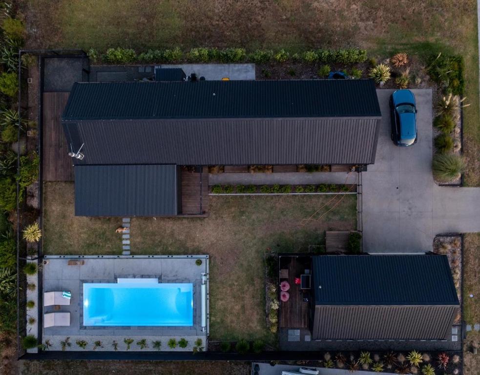 une vue aérienne des toits avec une piscine dans l'établissement Paradise by Simpsons beach, à Whitianga