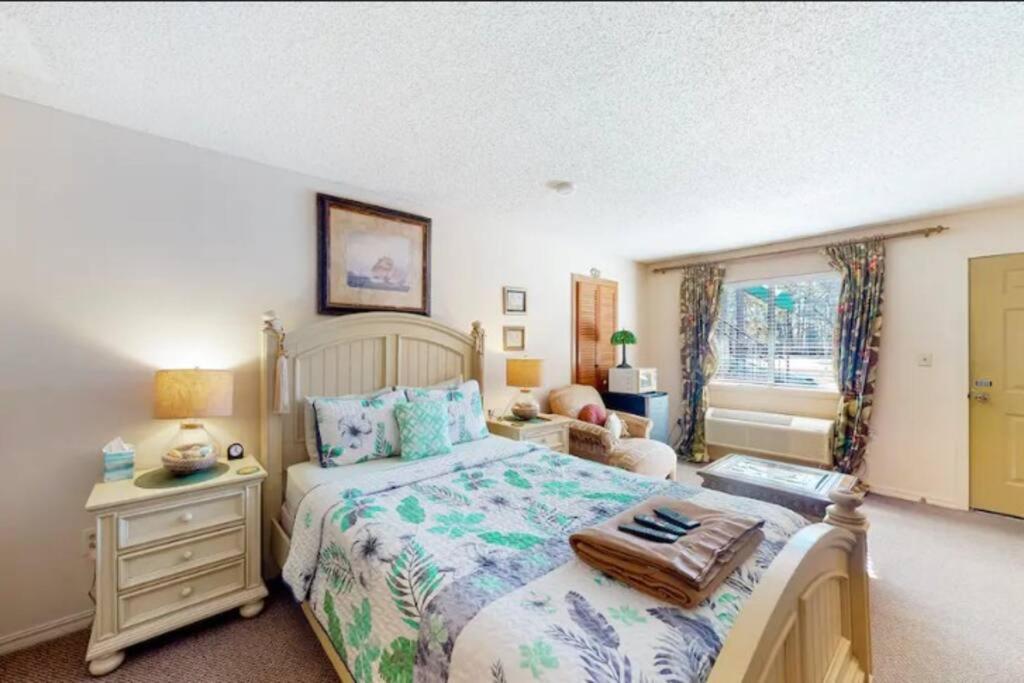 Un dormitorio con una cama grande y una ventana en Miami Suite 102 - Tradewinds, en Eureka Springs