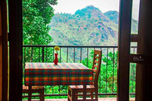 a table and chairs with a view of a mountain at Sunburst Inn Ella in Ella