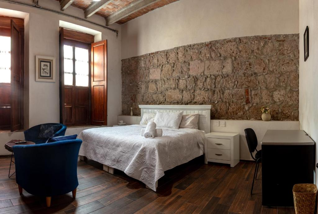 Un dormitorio con una cama con un osito de peluche. en Casa De Los Remedios Morelia en Morelia