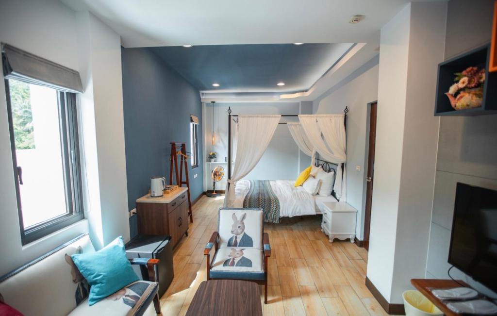 1 dormitorio con cama, sofá y TV en Na Jie 17 en Donghe