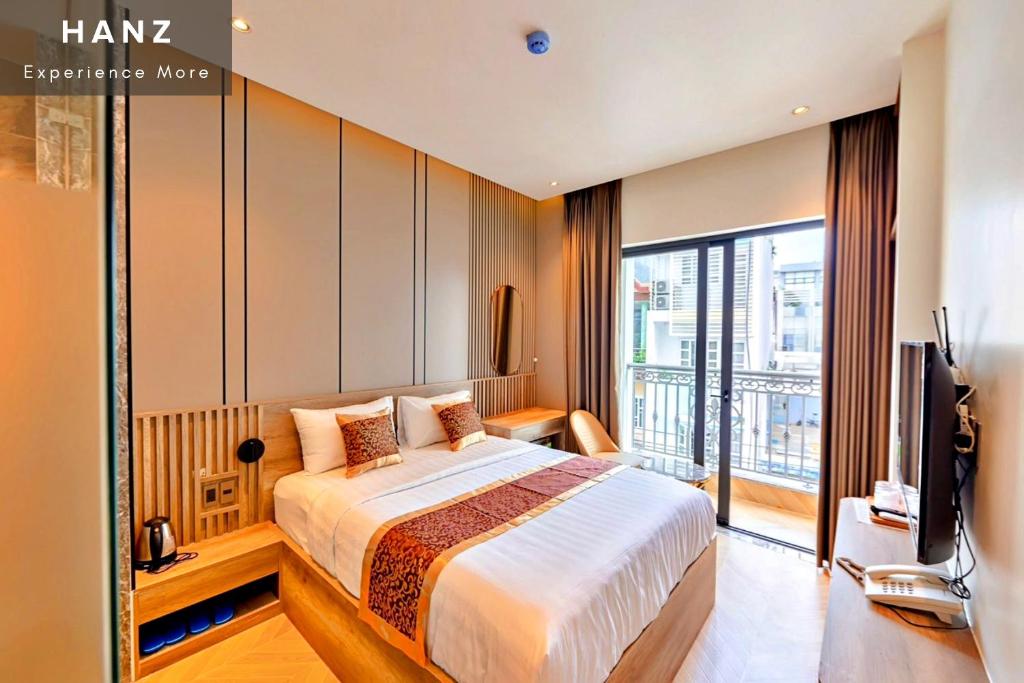 胡志明市的住宿－HANZ MyMy 2 Hotel，一间卧室设有一张床和一个大窗户