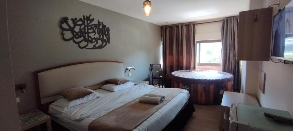 Postel nebo postele na pokoji v ubytování Layaali Amman Hotel