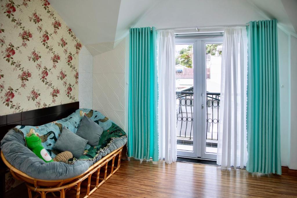 Khu vực ghế ngồi tại Dalat Eco Hotel