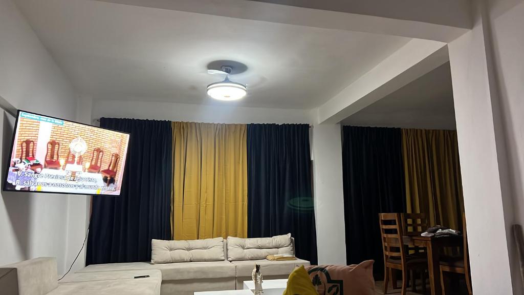 a living room with a tv and a couch at Villas regazó de paz, ven a buscar tu paz en la naturaleza in Concepción de La Vega