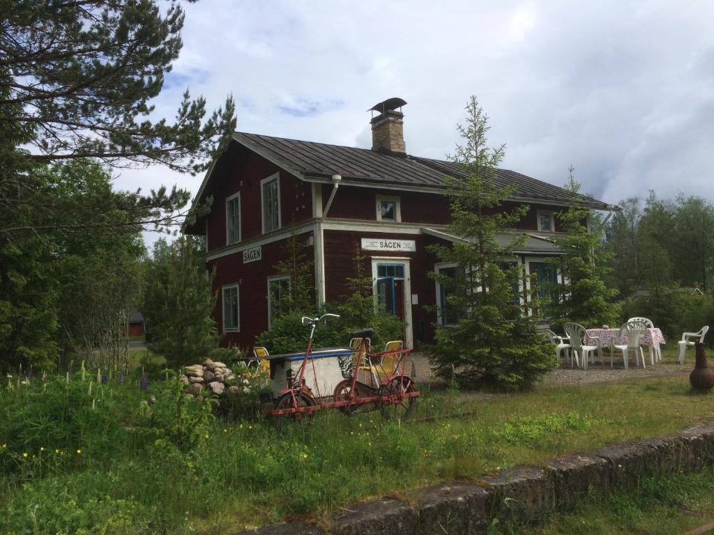 una casa con una bicicleta estacionada frente a ella en Station Sågen en Sågen