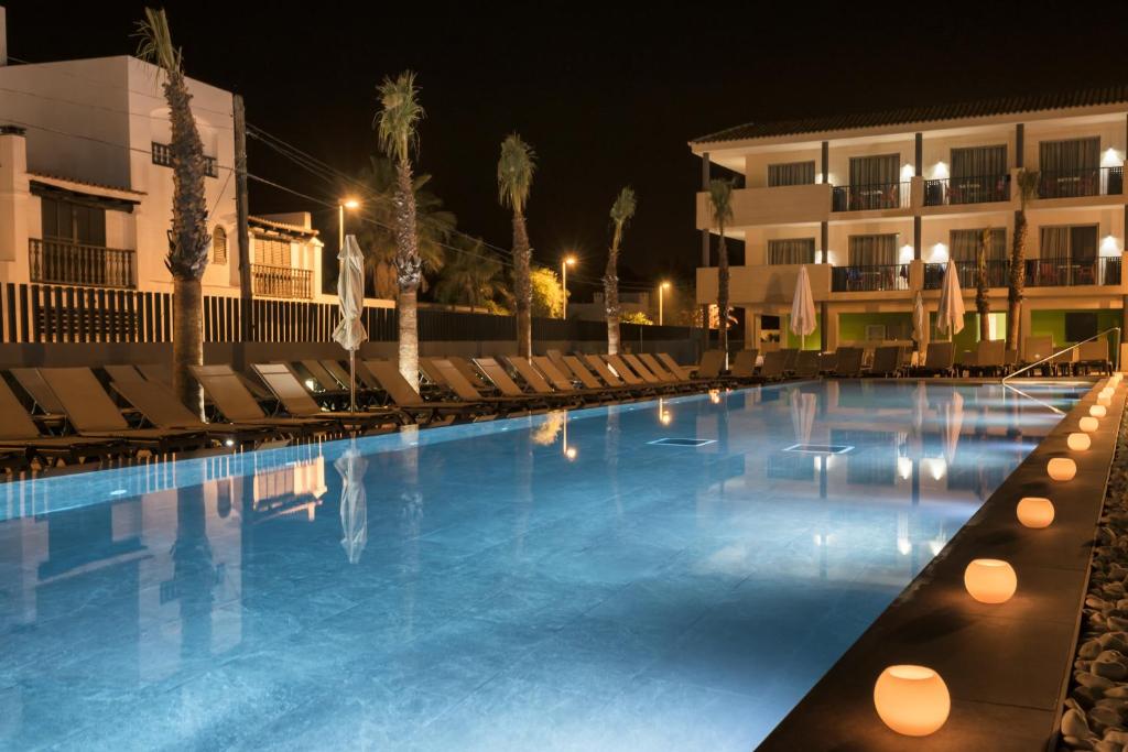 Bazén v ubytování Occidental Ibiza nebo v jeho okolí