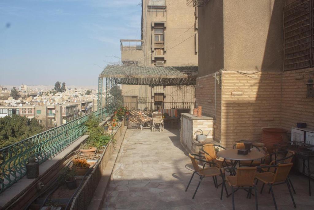 uma varanda com uma mesa e cadeiras num edifício em Luxurious Penthouse in Degla Maadi no Cairo