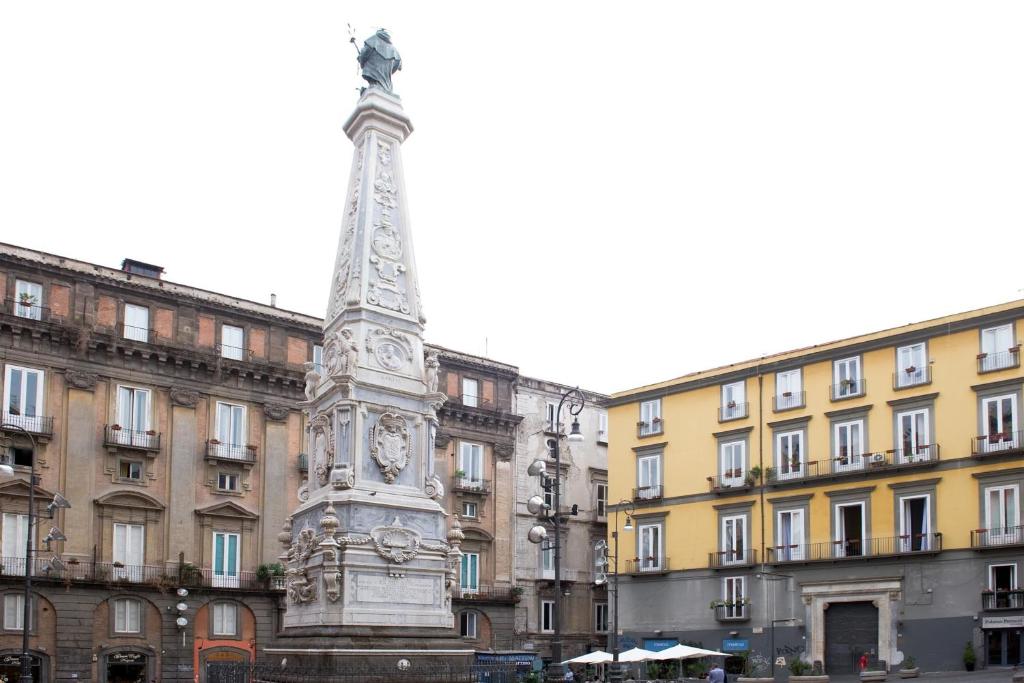 een monument in het midden van een stad met gebouwen bij Domus Decumana in Napels