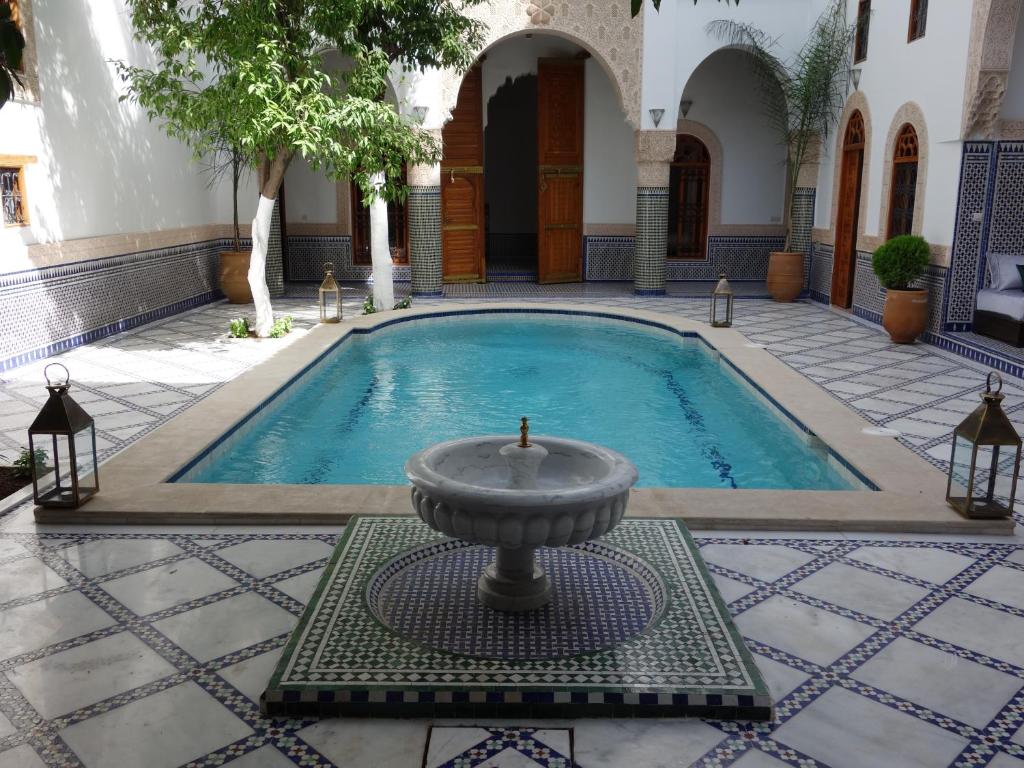 フェズにあるリヤド サバの建物の中央に噴水のあるプール