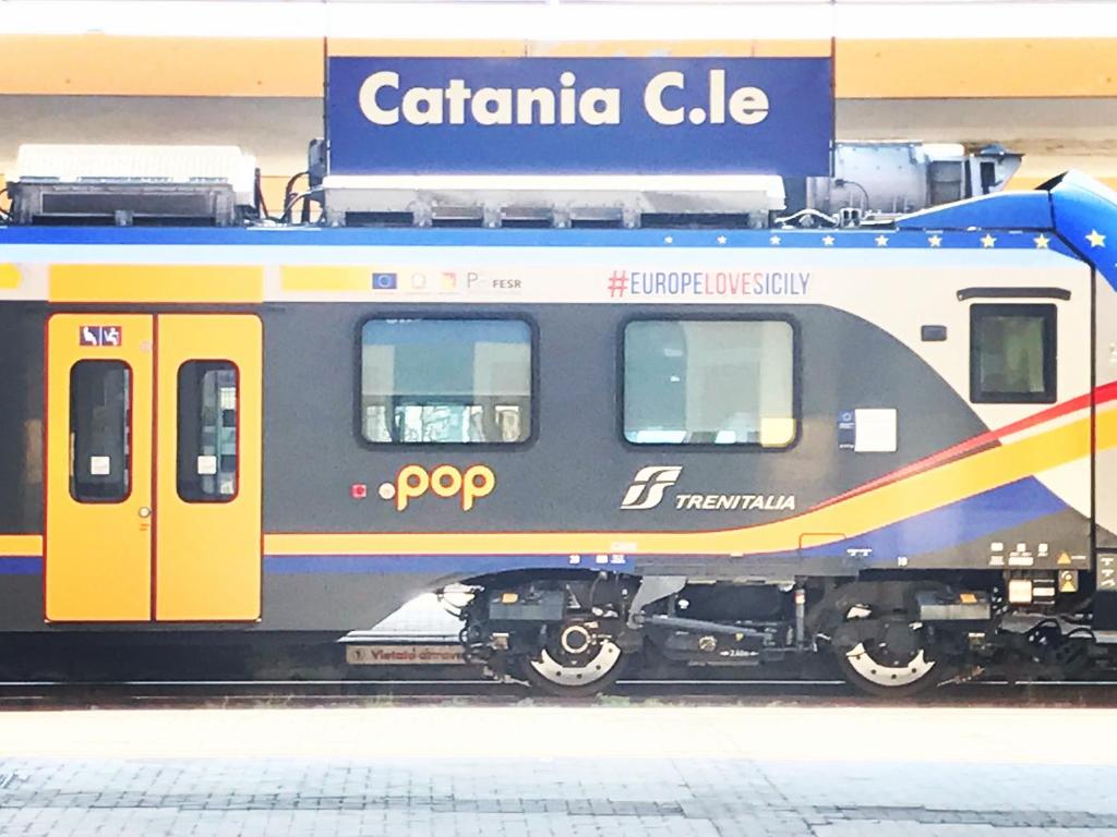 pociąg siedzi na torach stacji w obiekcie Binario 8 Catania Stazione Centrale w Katanii