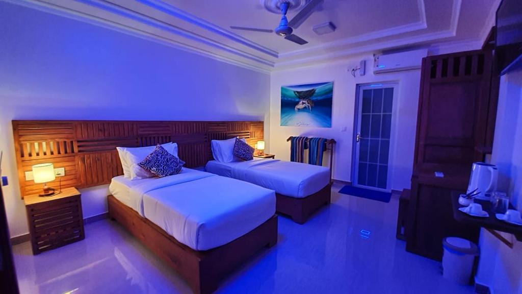 Postel nebo postele na pokoji v ubytování Kamadhoo Inn