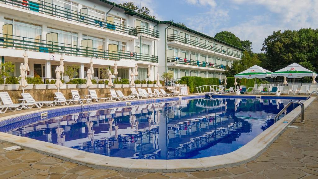 uma grande piscina em frente a um hotel em Kini Park Hotel All Inclusive & Free Parking em Golden Sands