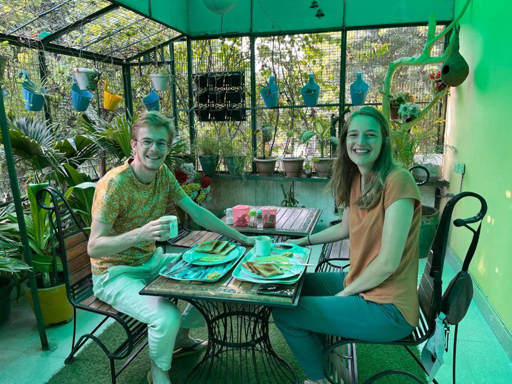 Ein Mann und eine Frau sitzen an einem Tisch in der Unterkunft Max Guest House in Agra