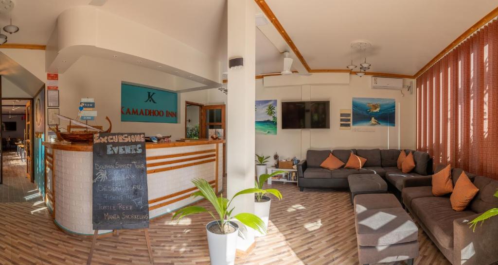 TV a/nebo společenská místnost v ubytování Kamadhoo Inn