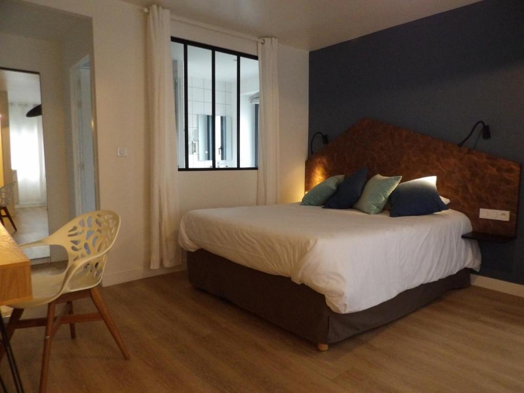 Un pat sau paturi într-o cameră la Hotel le Broceliande - Sure Hotel Collection by Best Western
