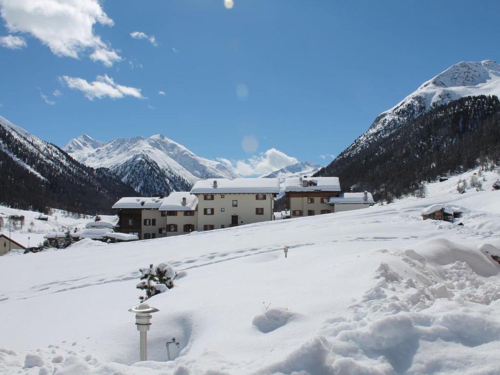 リヴィーニョにあるComfy Holiday Home in Livigno near Ski Areaの雪山