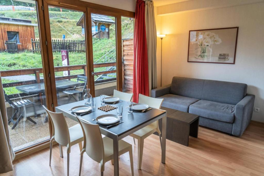 un salon avec une table et un canapé dans l'établissement Résidence Les Terrasses Du Soleil D'or - Studio pour 4 personnes tout proche des pistes MAE-2244, aux Orres