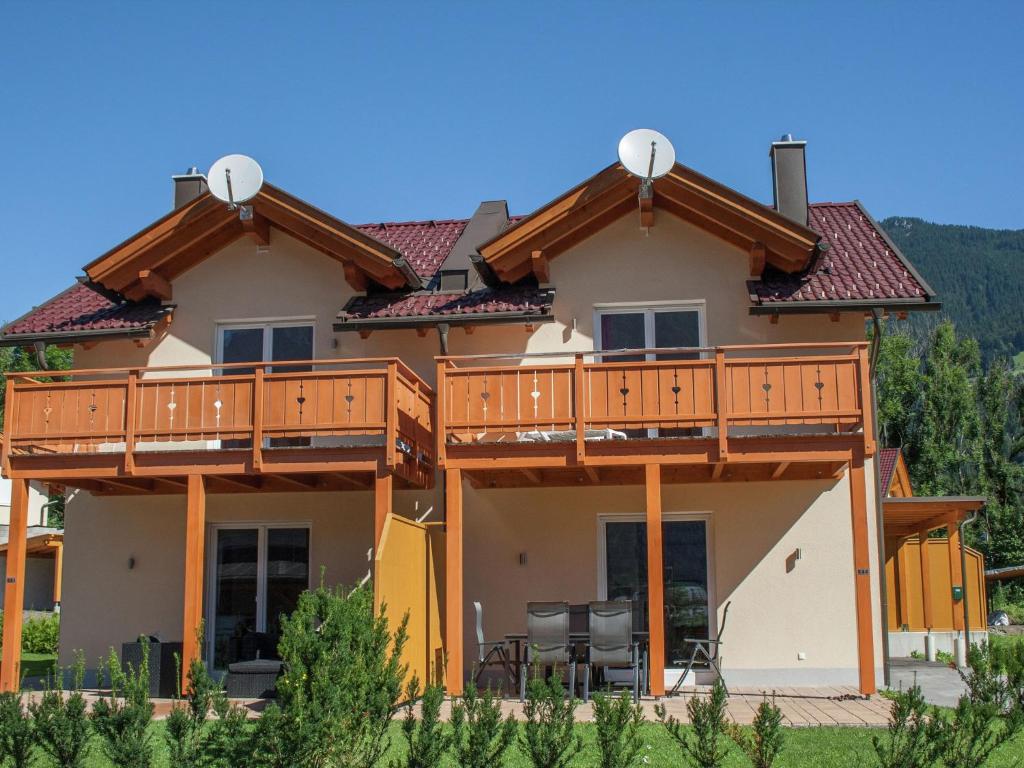 ein Haus mit einer umlaufenden Terrasse in der Unterkunft Chalet in ski area in Koetschach-Mauthen in Kötschach