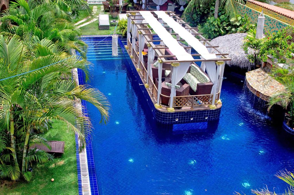 una vista aérea de un barco en una piscina en Pousada Presidente Hotel en Canoa Quebrada