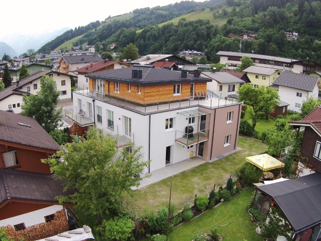 ツェル・アム・ゼーにあるBeautiful Apartment near Ski Area in Salzburgの家屋街の空中