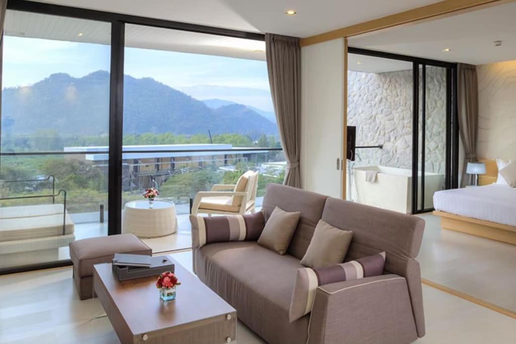 un soggiorno con divano e letto di Botanica Khaoyai (Suite, 64 sqm) Mountain View a Mu Si