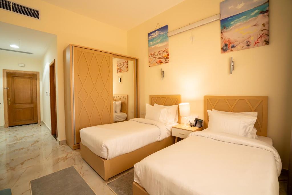 Una cama o camas en una habitación de Azal Lagoons Resort Abu Simbel