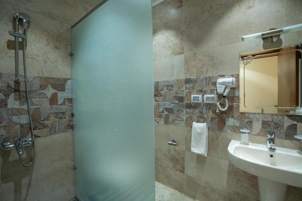 Un baño de Azal Lagoons Resort Abu Simbel