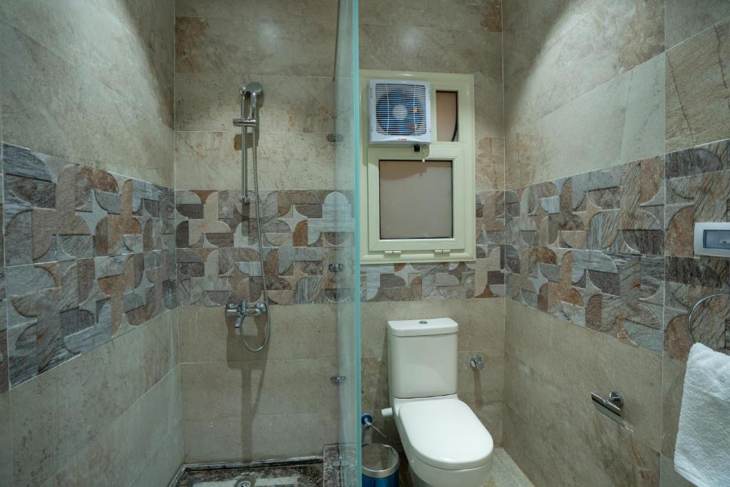 Un baño de Azal Lagoons Resort Abu Simbel