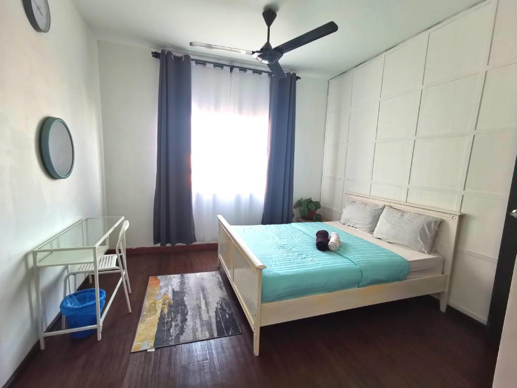 Habitación pequeña con cama y ventana en Apartment in Ladang Tok Pelam - Hana Home by the Sea, en Kuala Terengganu
