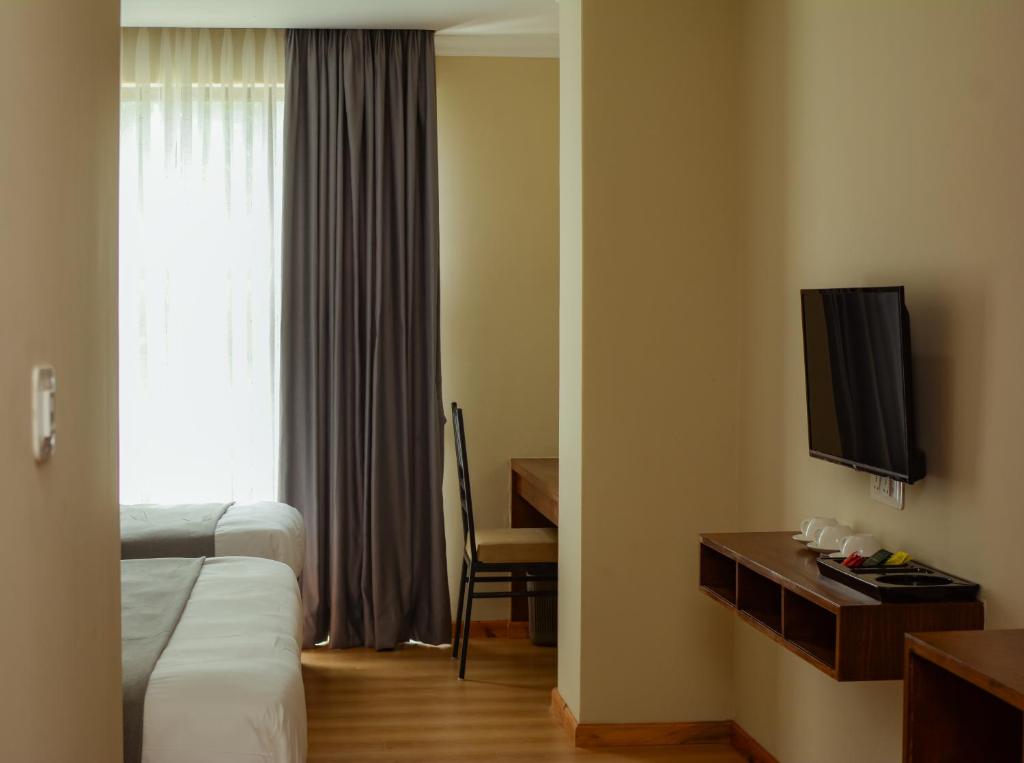 Televiisor ja/või meelelahutuskeskus majutusasutuses Hotel Gulmohar