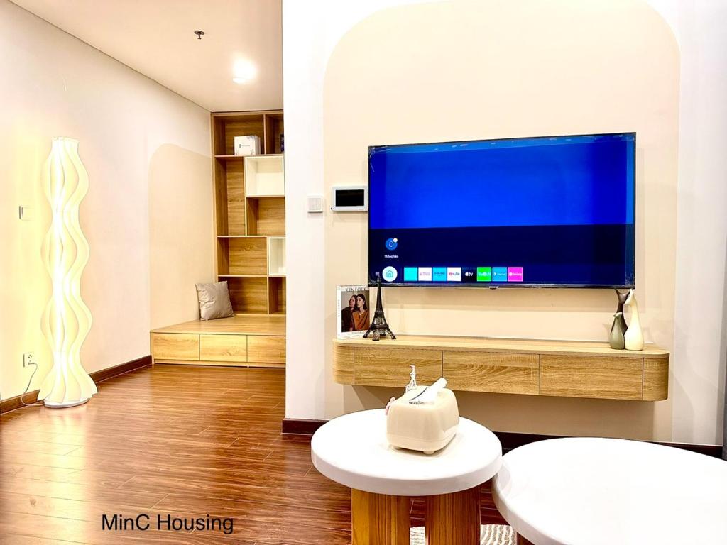 ein Wohnzimmer mit einem großen Flachbild-TV in der Unterkunft MinC Housing in Hanoi